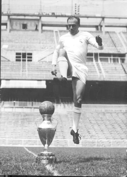Di Stefano colpisce la palla collocata dentro la coppa dei Campioni:  il maggio 1957